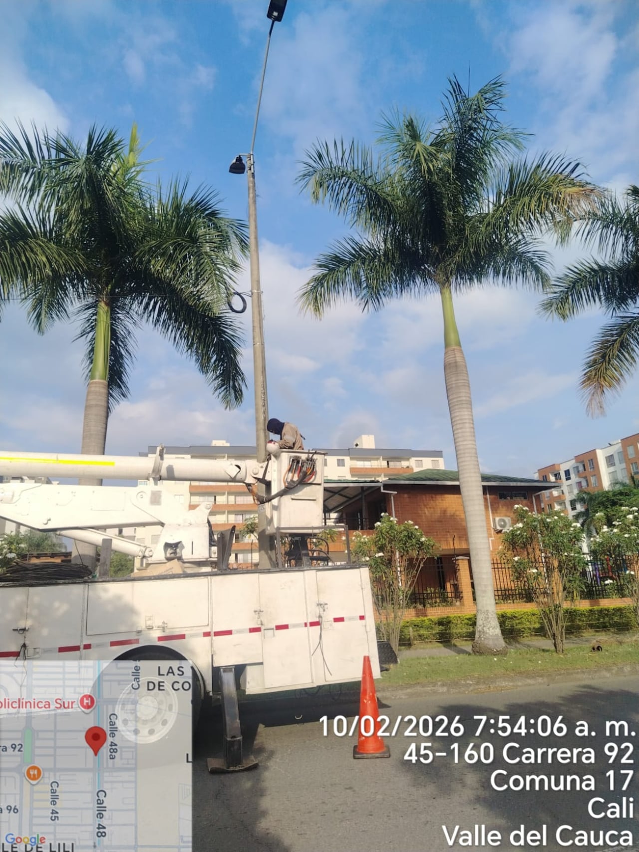 Las cuadrillas de Emcali intervinieron varios tramos de Valle de Lili afectados por fallas en la iluminación.