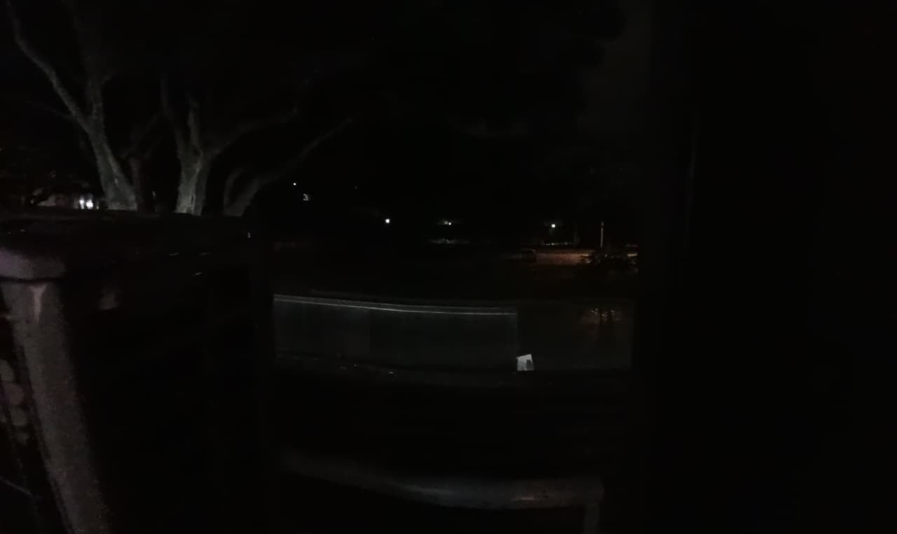 El cruce peatonal ubicado frente al centro comercial Cosmocentro y la Unidad Residencial Santiago de Cali es señalado por la comunidad vecina como un punto crítico por la oscuridad en la que se encuentra.