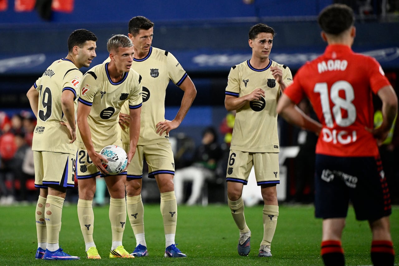 El centrocampista español del Barcelona, Daniel Olmo, con el número 20, recibe el balón antes de ejecutar un tiro libre durante el partido de la liga española entre el CA Osasuna y el FC Barcelona en el estadio El Sadar de Pamplona, el 2 de mayo de 2026. (Foto de ANDER GILLENEA / AFP)