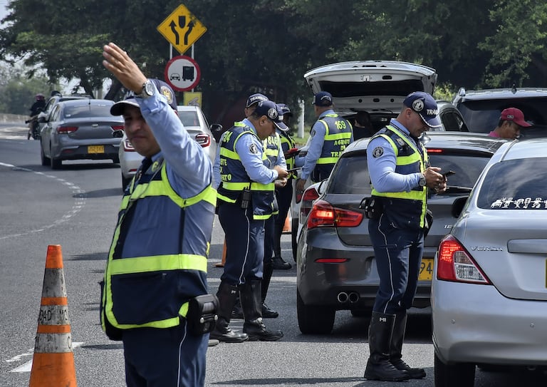Las principales vías de ingreso y salida de Cali se encuentran totalmente monitoreadas por los agentes de tránsito de la ciudad, que establecieron puestos de control e hicieron un llamado a la precaución a la hora de conducir. La falta de documentación, el exceso de velocidad y el no uso del cinturón de seguridad son las principales causas de multas y llamados de atención. Fotos Raúl Palacios / El País.