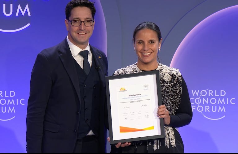 Organización Movilizatorio recibió premio a la innovación social en Davos 2026