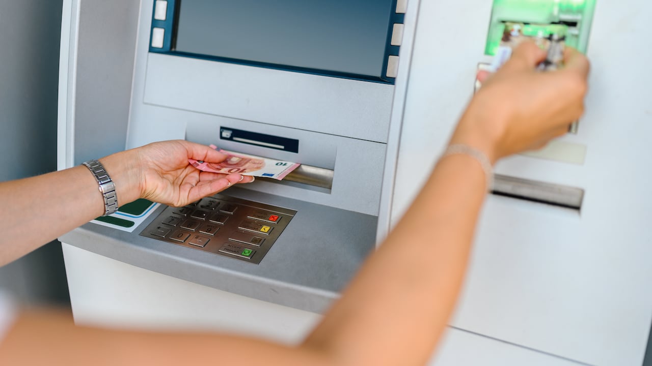 La protección de los usuarios al utilizar cajeros automáticos es fundamental para prevenir el robo de información sensible.