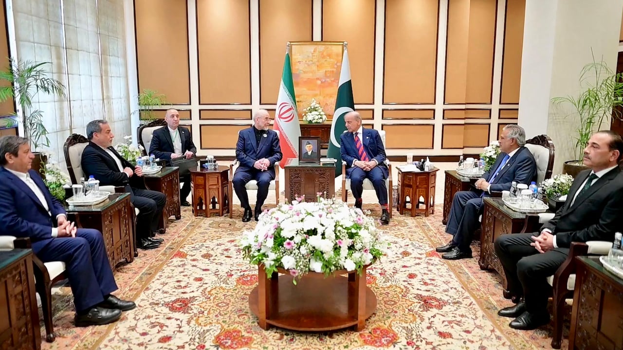 Esta fotografía, tomada el 11 de abril de 2026 y difundida por la Oficina del Primer Ministro de Pakistán, muestra al Jefe del Ejército de Pakistán y Mariscal de Campo Syed Asim Munir (derecha), al Ministro de Relaciones Exteriores Ishaq Dar (segundo por la derecha) y al Primer Ministro Shehbaz Sharif (tercero por la derecha) durante su reunión con el Presidente del Parlamento iraní Mohammad Bagher Ghalibaf (cuarto por la izquierda) y el Ministro de Relaciones Exteriores Abbas Araghchi (segundo por la izquierda), previa a las conversaciones de paz entre Estados Unidos e Irán en Islamabad. Una delegación del gobierno iraní se reunió con el Primer Ministro de Pakistán el 11 de abril para discutir los términos de las negociaciones decisivas para poner fin a la guerra en Oriente Medio con una delegación estadounidense liderada por el Vicepresidente JD Vance. (Foto de la Oficina del Primer Ministro de Pakistán / AFP)