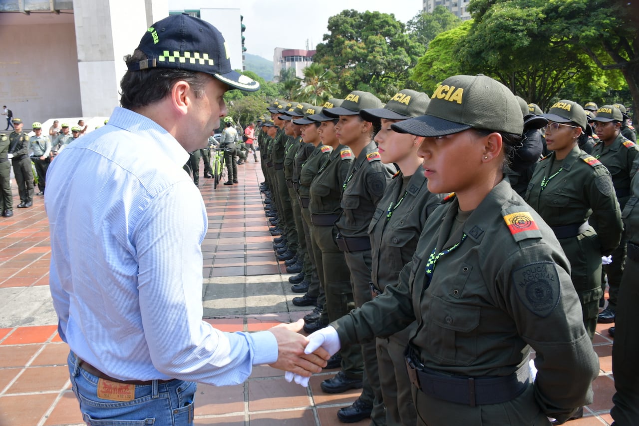esta hora 287 auxiliares de la policía, Juran Bandera en la plazoleta del cam de Cali.