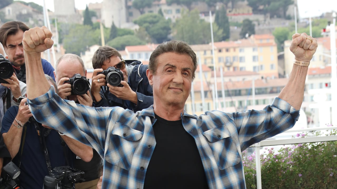 En sus inicios, cuando vivía en la calle, Stallone debió aceptar participar de una película pornográfica para poder conseguir dinero para sobrevivir.