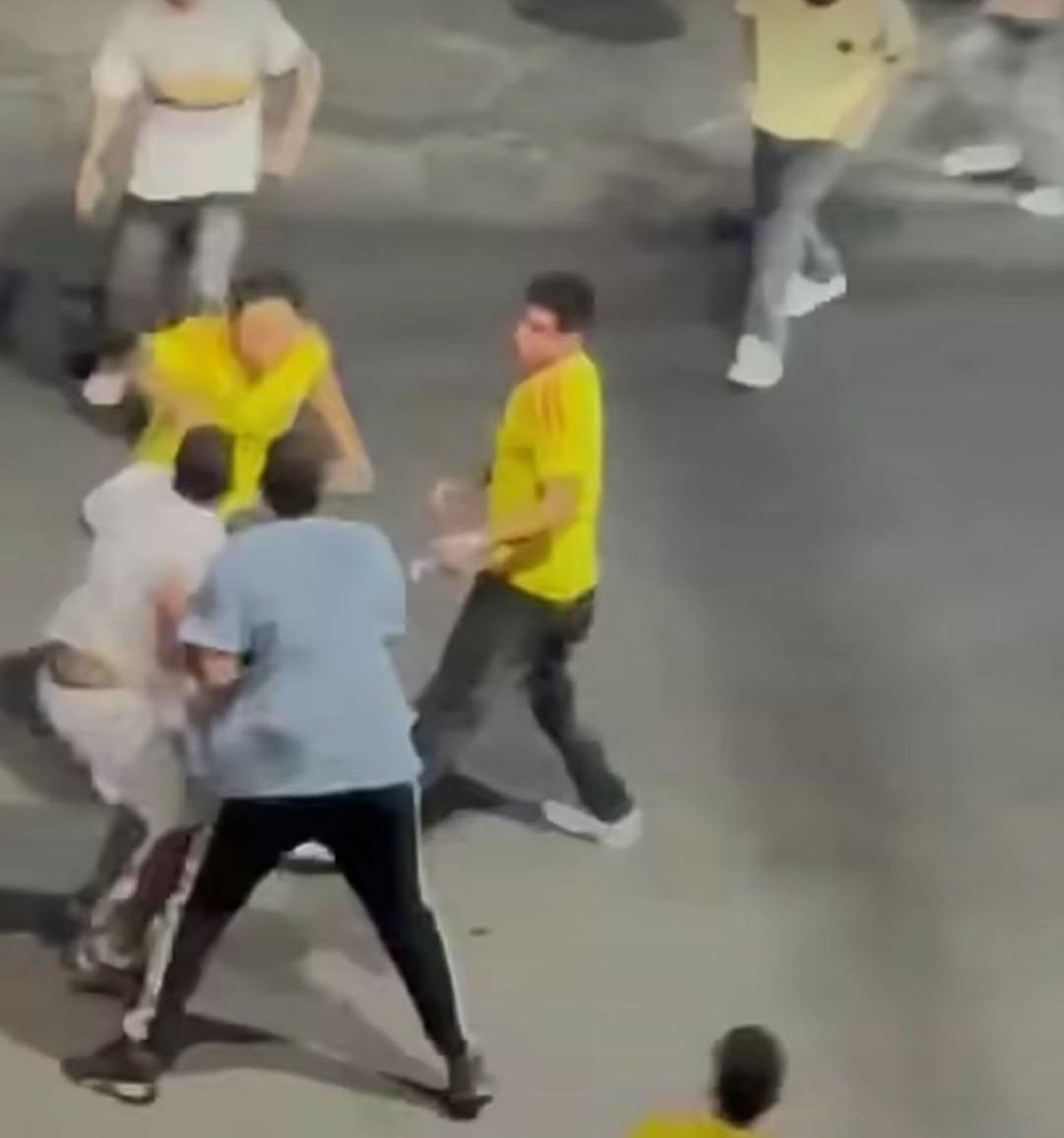 El hecho ocurrió durante la noche del martes 7 de julio y quedó registrado en varios videos grabados por ciudadanos, en los que se observa a un grupo de personas enfrentándose en plena vía pública, mientras decenas de peatones y conductores intentaban alejarse del lugar.
