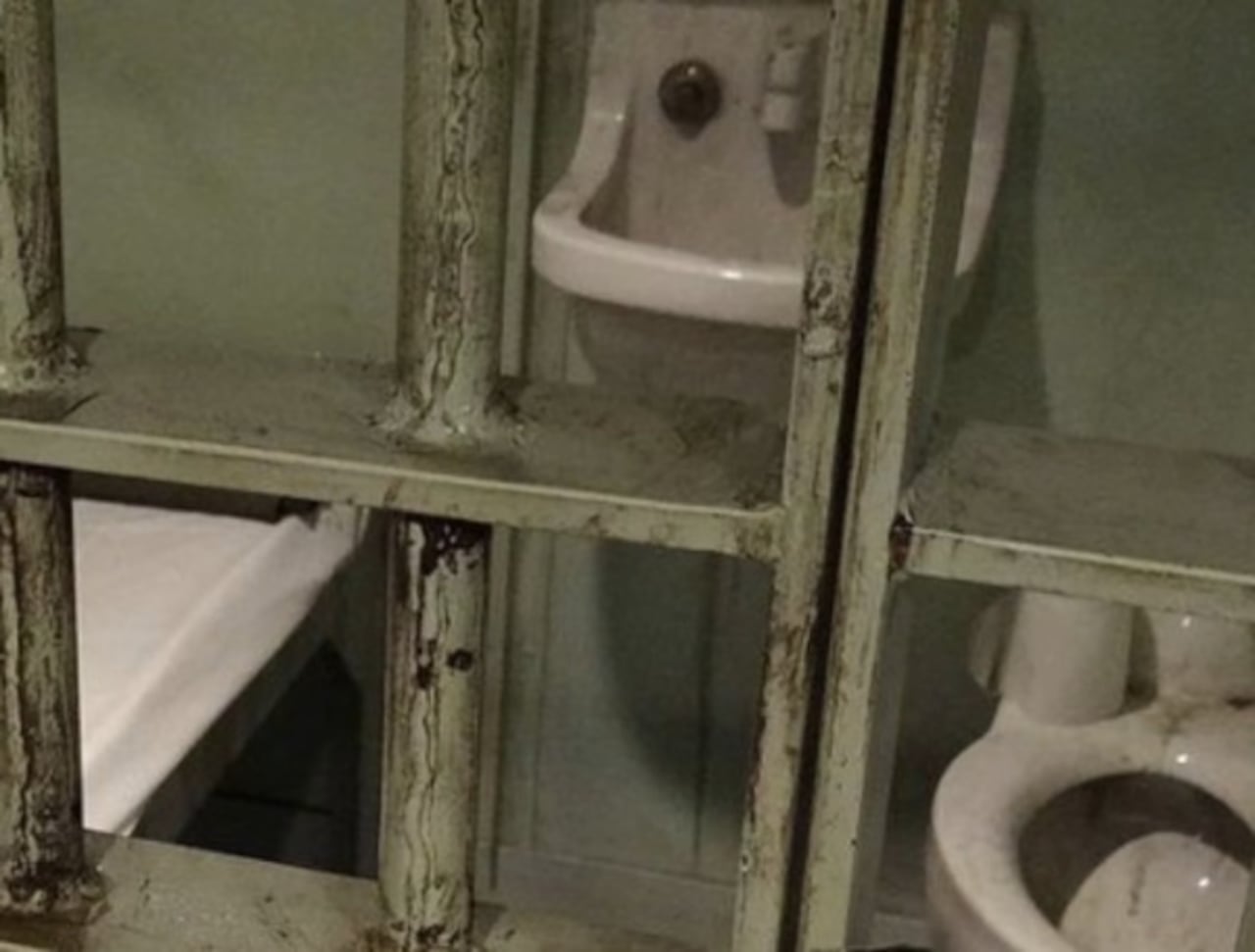 La seguridad se evidencia en cada punto de la cárcel, incluso en los espacios más íntimos.