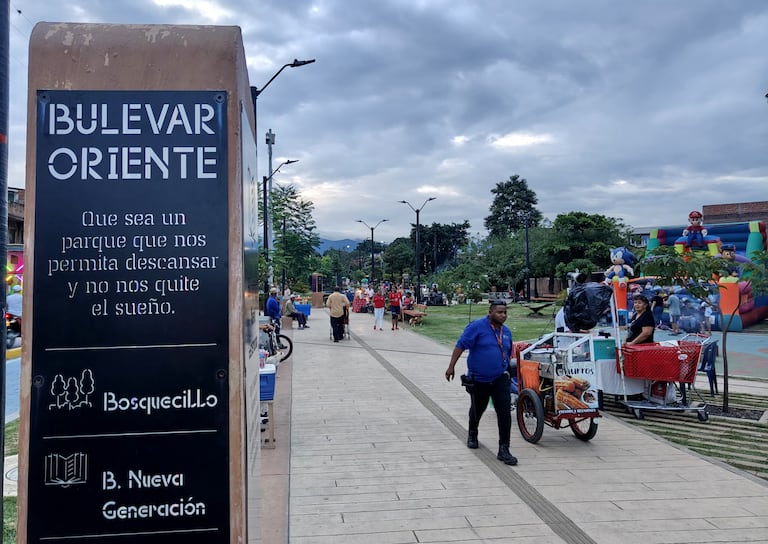 Lo bueno, lo malo y lo feo del Bulevar de Oriente en Cali, un proyecto de revitalización urbana que busca transformar el espacio público en el oriente de la ciudad, un sector con muchos problemas sociales. Hoy el bulevar es un espacio de interacción social, recreación y cultura, pero también de consumo de drogas, ventas informales, con mucha falta de cultura de motociclistas y muchos hurtos. Foto Jorge Orozco