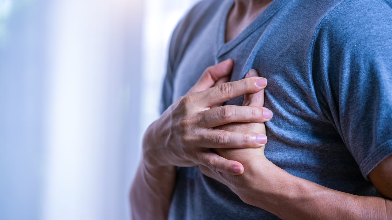 Para regular el colesterol alto y evitar problemas cardiovasculares es importante mantener una dieta balanceada.