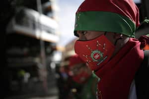 Un joven participante en la 'Marcha por la dignidad' que rechaza el asesinato de líderes sociales, indígenas, campesinos, afrodescendientes y personas de la comunidad LGBTI.