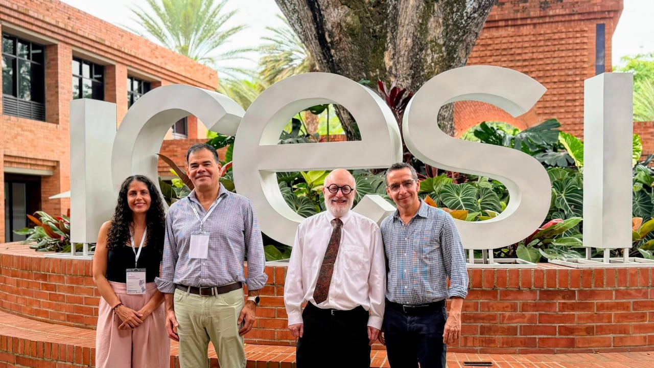 Blanca Zuluaga, directora del doctorado en Ciencias Económicas y Administrativas de Icesi; Alexander Monge Naranjo, director del Grupo de Macroeconomía de la Reserva Federal de Atlanta; Steven Durlauf, director del Centro Stone de la Universidad de Chicago, y Enrique Ramírez, decano de la Facultad de Negocios y Economía Isaac Gilinski participaron el foro sobre desigualdad y movilidad social.