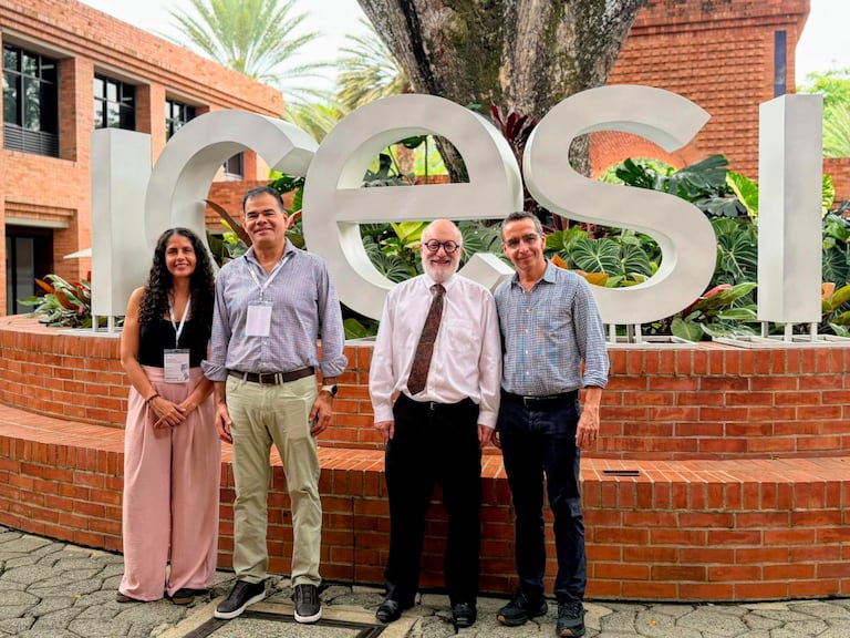 Blanca Zuluaga, directora del doctorado en Ciencias Económicas y Administrativas de Icesi; Alexander Monge Naranjo, director del Grupo de Macroeconomía de la Reserva Federal de Atlanta; Steven Durlauf, director del Centro Stone de la Universidad de Chicago, y Enrique Ramírez, decano de la Facultad de Negocios y Economía Isaac Gilinski participaron el foro sobre desigualdad y movilidad social.
