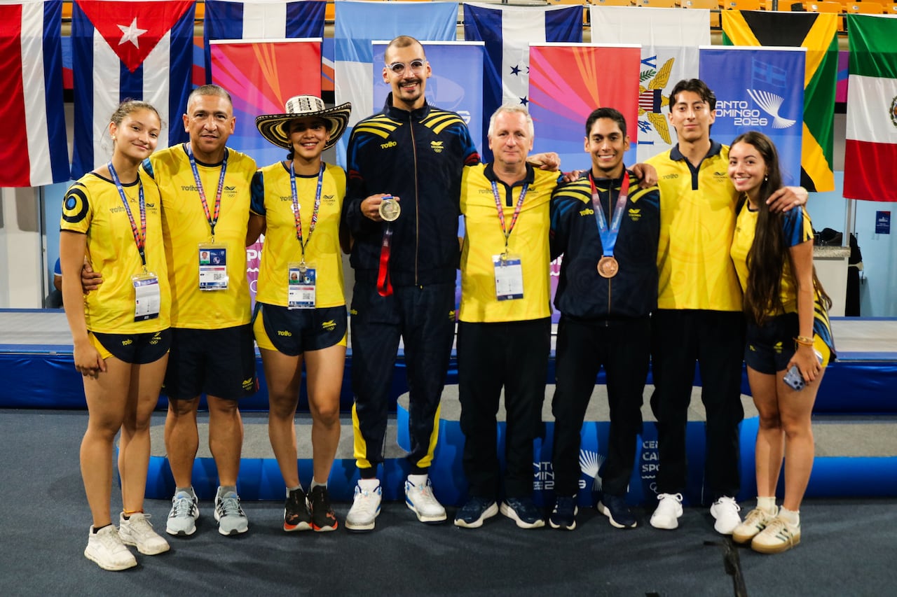 El esgrimista vallecaucano John Rodríguez (cuarto de izquierda a derecha) expone la medalla de oro que alcanzó en los Juegos Centroamericanos y del Caribe 2026.