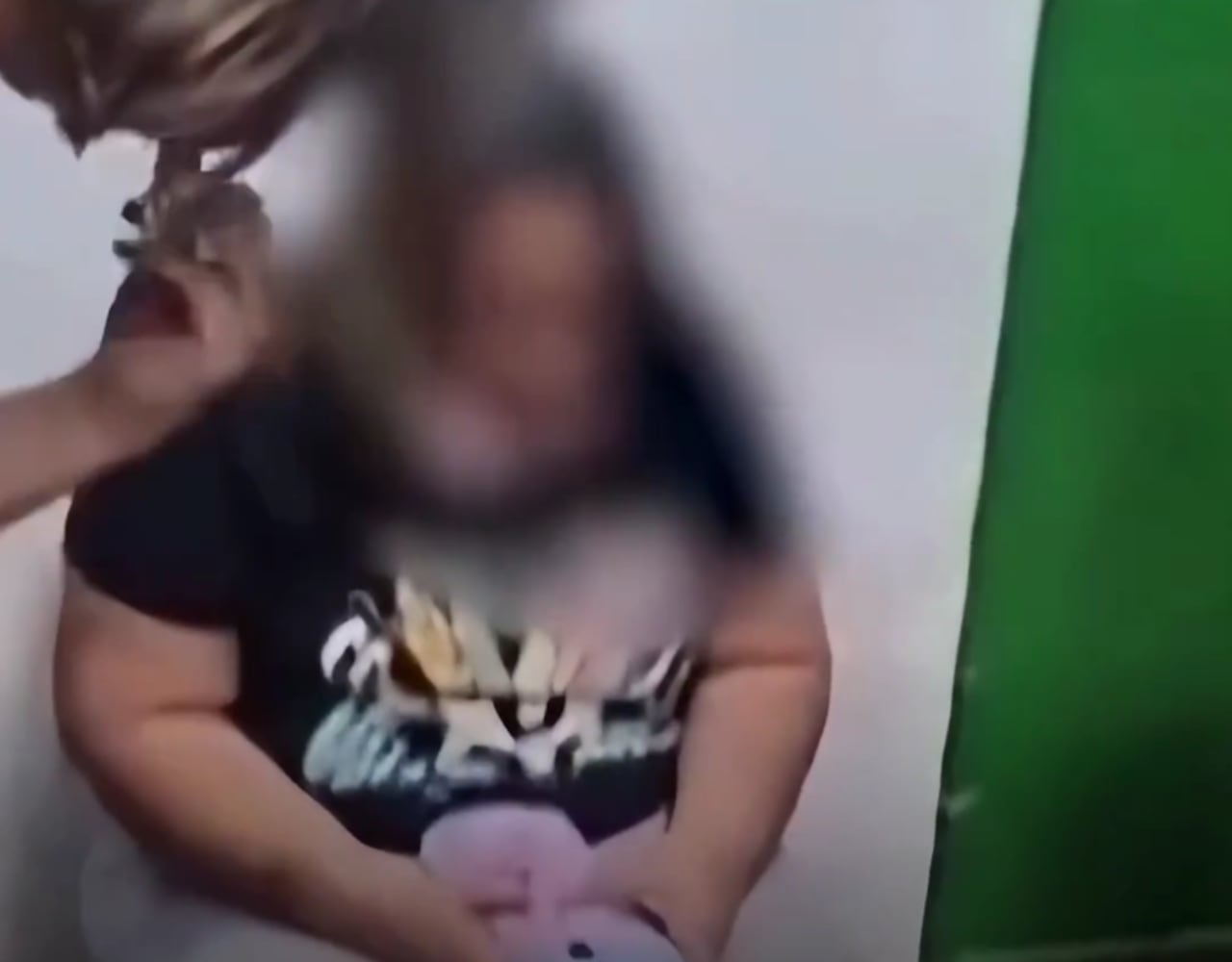 Mujer que se hizo parar por una niña de 12 años.