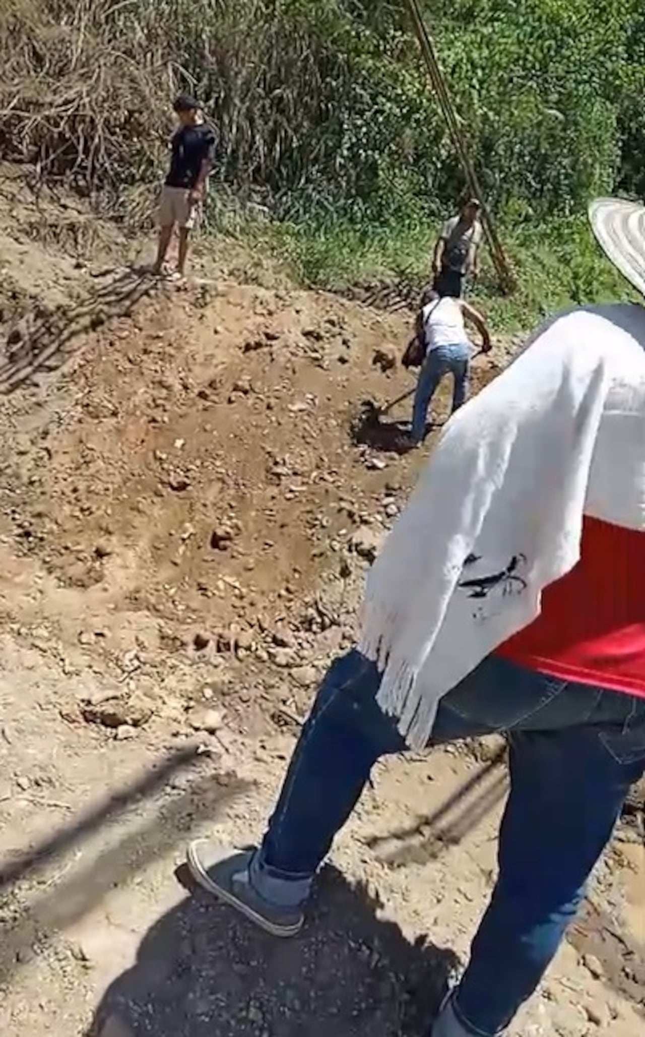 La interrupción del corredor vial dificulta el desplazamiento de los habitantes de la cordillera patiana y afecta actividades como el transporte de productos agrícolas y el acceso a servicios esenciales.