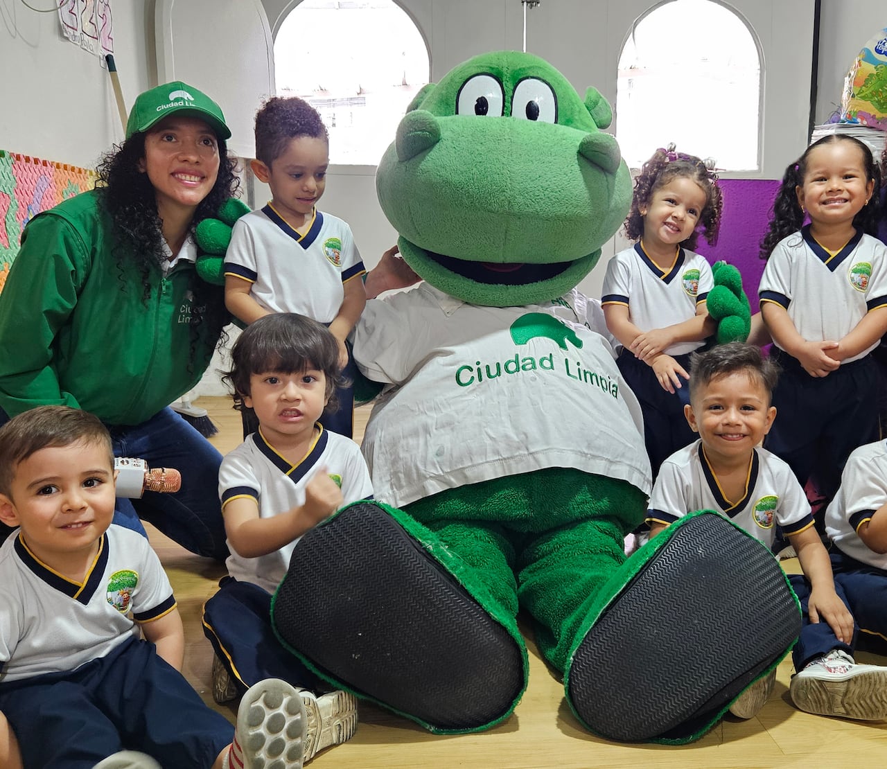 Niños participan en actividades pedagógicas que promueven hábitos responsables frente al manejo de residuos y fortalecen la educación ambiental desde edades tempranas.