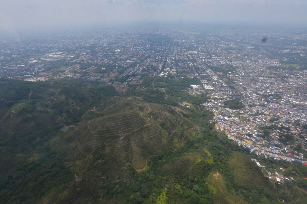 Sobrevuelo puntos de incendios forestales en Cali.