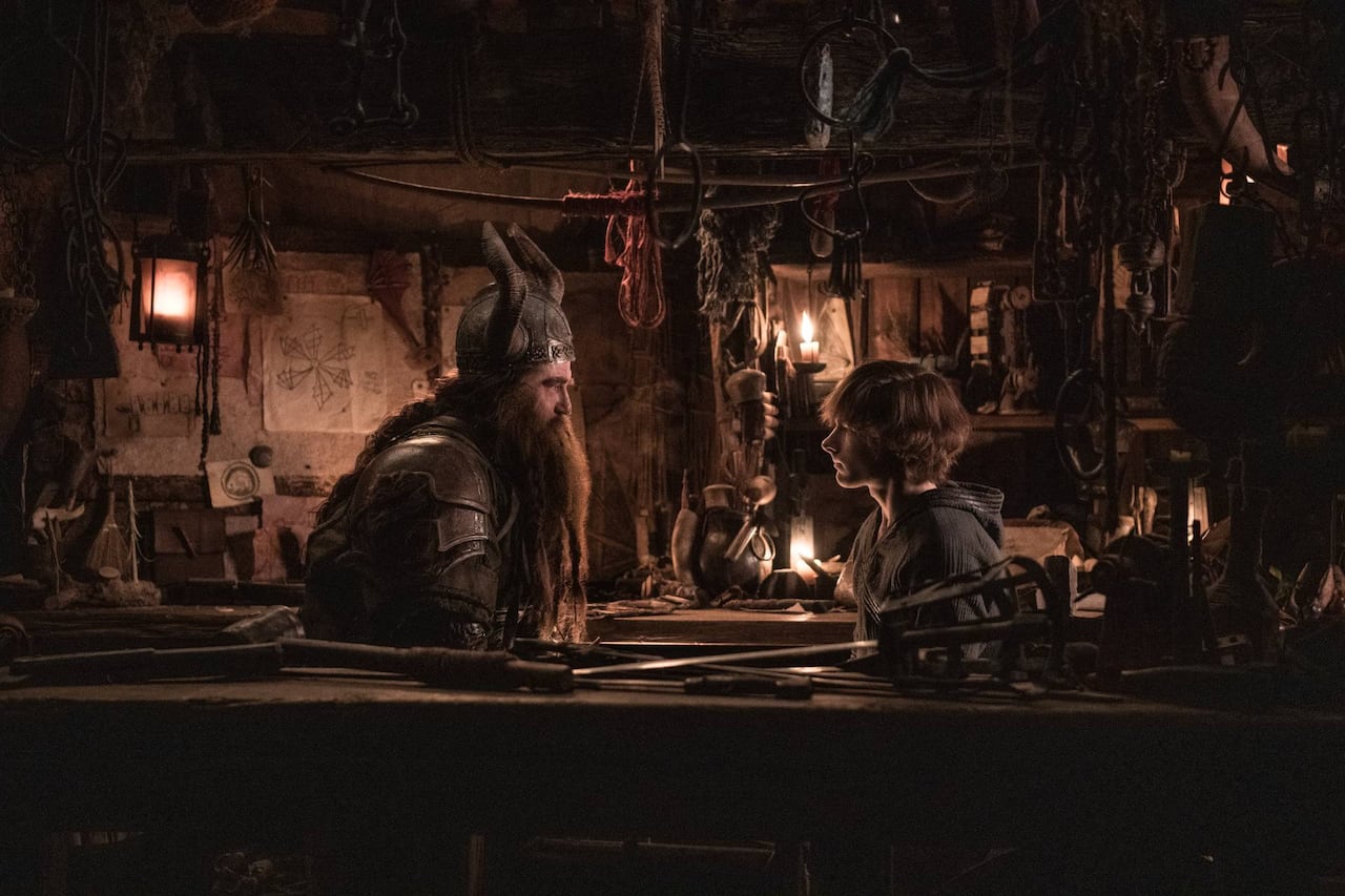 El joven vikingo Hipo parece haber conseguido que dragones y humanos convivan en paz. Pero su sueño no es compartido por los cazadores.