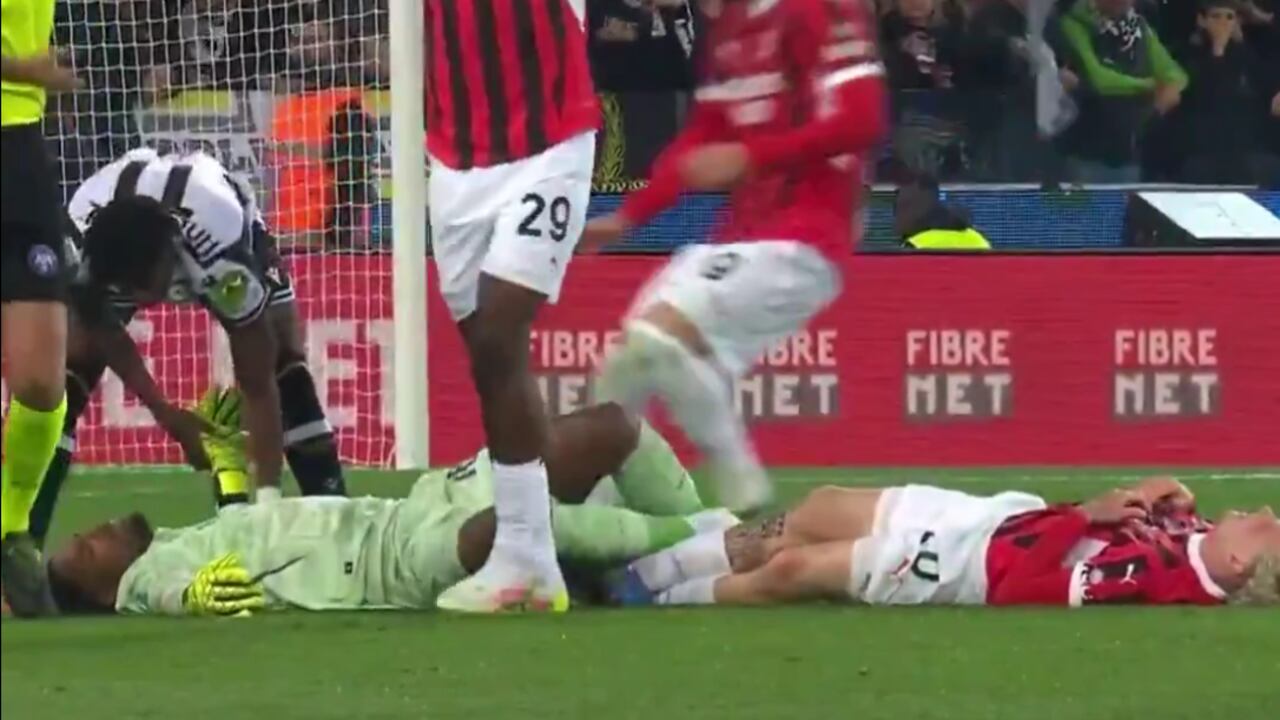 Imagen de la transmisión del partido cuando el arquero del AC Milan, Mike Maignan, pierde el control de su cuerpo por el choque.