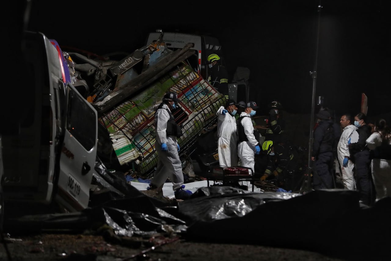 Cerca de las 4:00 de la mañana de este domingo 26 de abril, terminaron las labores de rescate y levantamiento de los cuerpos que quedaron en la zona de la tragedia a raíz de la fuerte explosión de un artefacto explosivo de gran poder en el sector del Túnel, jurisdicción del municipio de Cajibio, centro del Cauca
