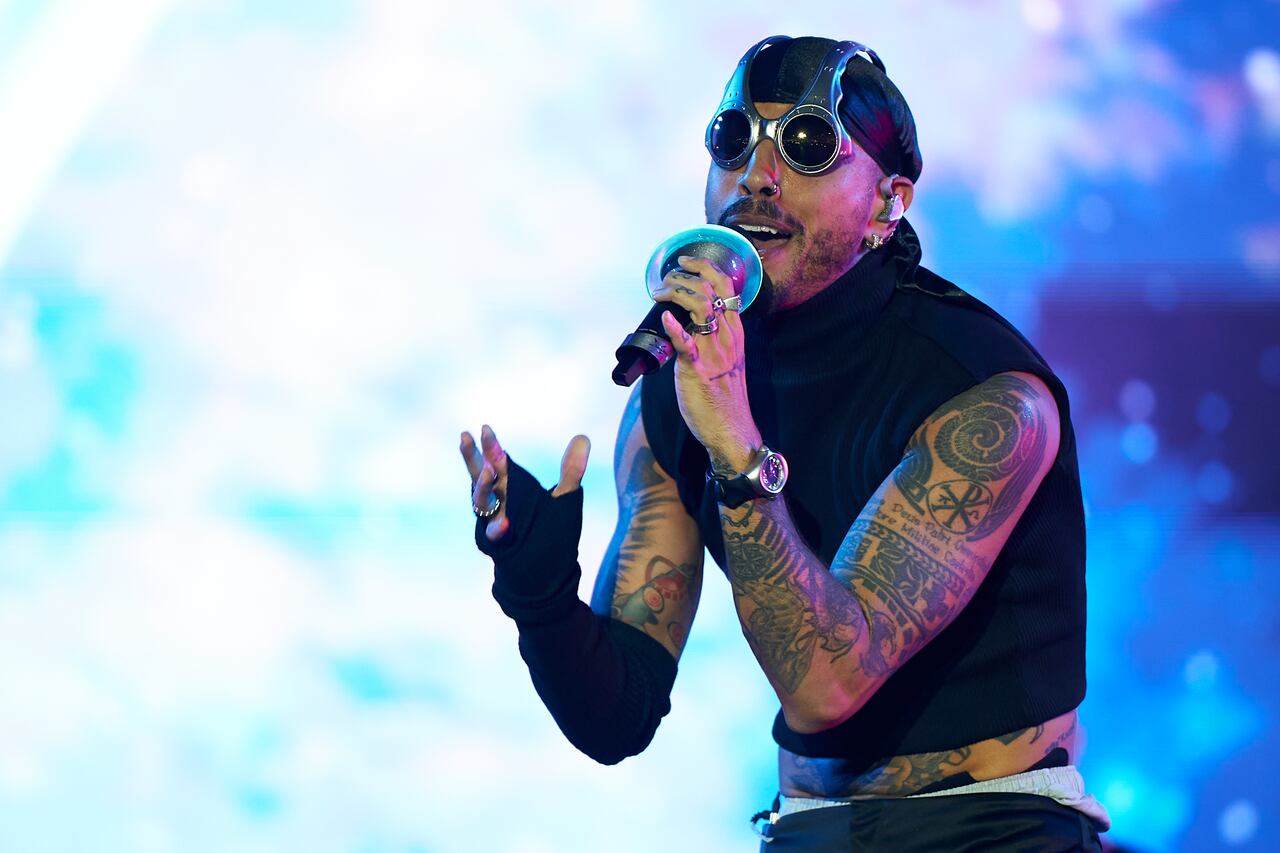 El cantante puertorriqueño Rauw Alejandro actúa en concierto en la Ciudad de Las Artes y Las Ciencias el 26 de agosto de 2023 en Valencia, España. (Foto de Manuel Queimadelos Alonso/Redferns)