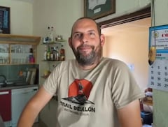 Durante casi todo el año, el silencio domina Benamira, un pueblo donde Fernando del Amo es el único habitante.