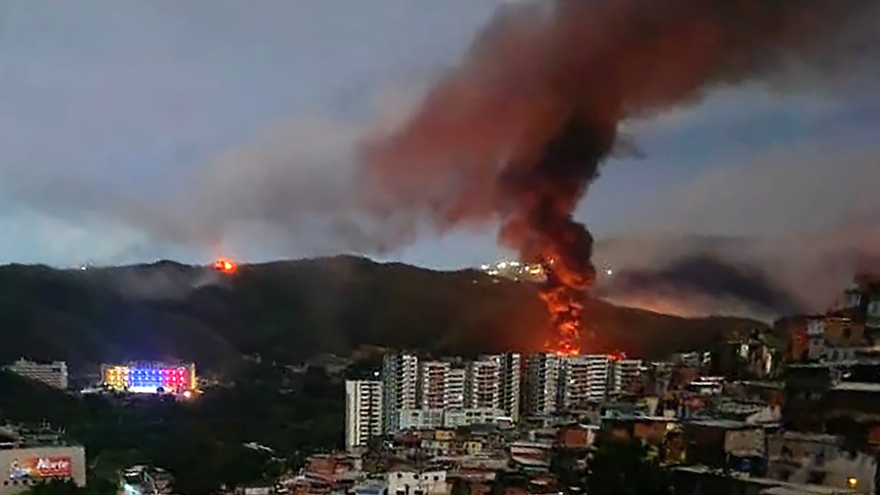 Fuertes explosiones, acompañadas de sonidos similares al sobrevuelo de aviones, se escucharon en Caracas alrededor de las 2:00 a. m. (06:00 GMT) del 3 de enero, según informó un periodista de AFP. Las explosiones se producen mientras el presidente estadounidense, Donald Trump, quien ha desplegado una fuerza de tarea naval en el Caribe, plantea la posibilidad de ataques terrestres contra Venezuela.