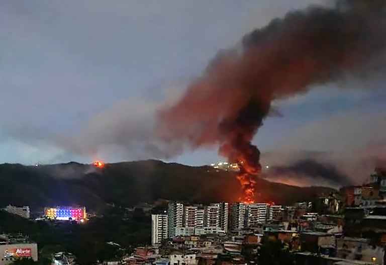 Fuertes explosiones, acompañadas de sonidos similares al sobrevuelo de aviones, se escucharon en Caracas alrededor de las 2:00 a. m. (06:00 GMT) del 3 de enero, según informó un periodista de AFP. Las explosiones se producen mientras el presidente estadounidense, Donald Trump, quien ha desplegado una fuerza de tarea naval en el Caribe, plantea la posibilidad de ataques terrestres contra Venezuela.