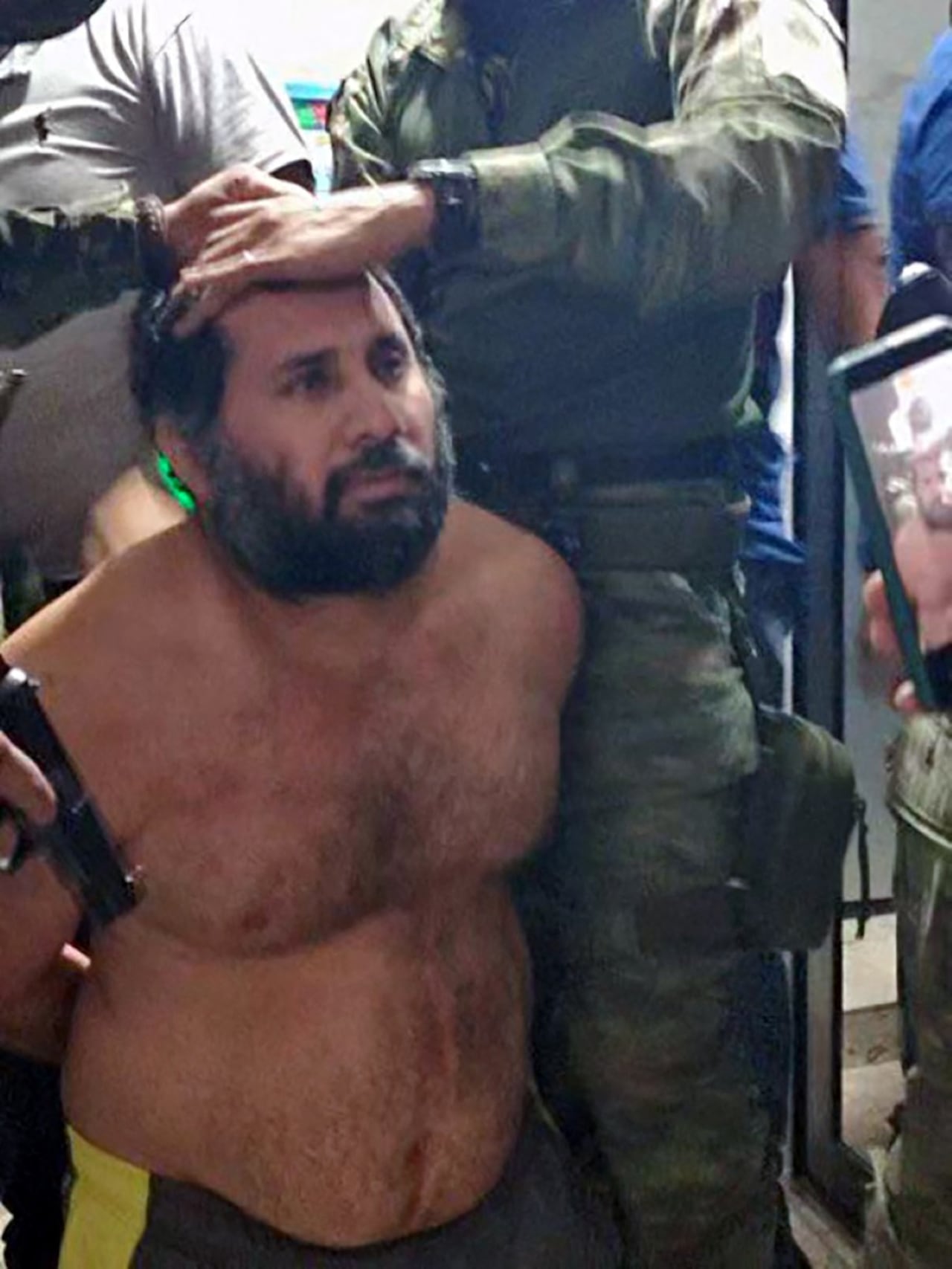 Esta fotografía distribuida por el Ejército ecuatoriano muestra al narcotraficante Adolfo Macías, alias Fito, tras su recaptura en Manta, provincia de Manabí, Ecuador, el 25 de junio de 2025.