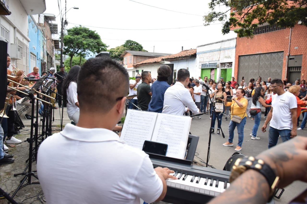 Salsa a la Calle transforma la noche del barrio en una celebración colectiva.