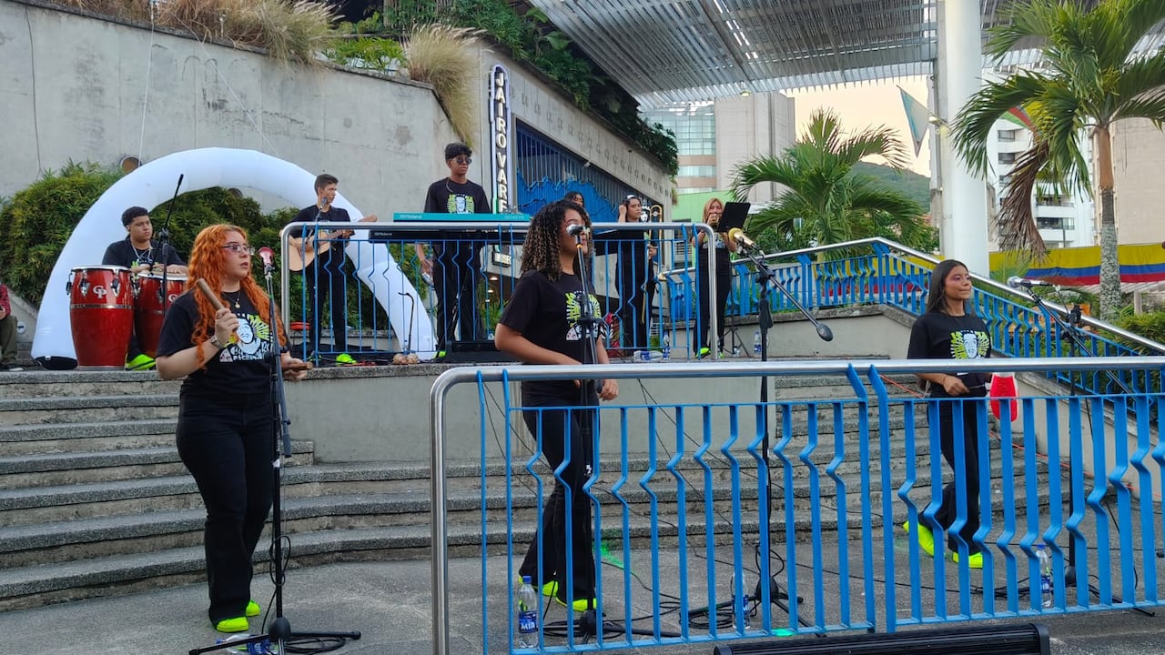 Durante la presentación en la plazoleta, el grupo interpretó clásicos como “Cali Pachanguero”, “Mi Valle del Cauca” y “Busca por Dentro”.