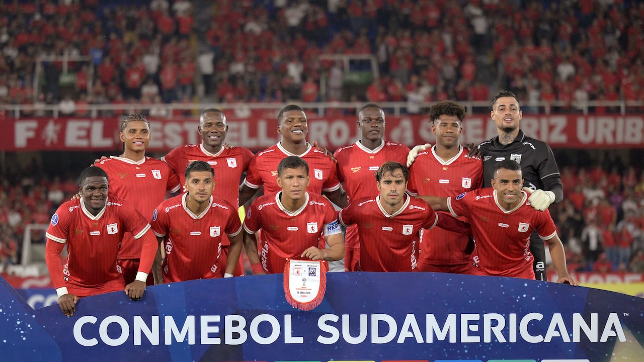 Los jugadores del América de Cali posan para una foto de equipo antes del partido de la fase de grupos de la Copa Sudamericana entre el América de Cali de Colombia y el Alianza Atlético de Perú en el estadio Pascual Guerrero en Cali, Valle del Cauca, Colombia, el 15 de abril de 2026. (Foto de Joaquín SARMIENTO / AFP)