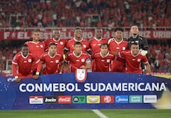 Los jugadores del América de Cali posan para una foto de equipo antes del partido de la fase de grupos de la Copa Sudamericana entre el América de Cali de Colombia y el Alianza Atlético de Perú en el estadio Pascual Guerrero en Cali, Valle del Cauca, Colombia, el 15 de abril de 2026. (Foto de Joaquín SARMIENTO / AFP)