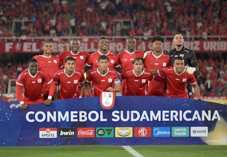Los jugadores del América de Cali posan para una foto de equipo antes del partido de la fase de grupos de la Copa Sudamericana entre el América de Cali de Colombia y el Alianza Atlético de Perú en el estadio Pascual Guerrero en Cali, Valle del Cauca, Colombia, el 15 de abril de 2026. (Foto de Joaquín SARMIENTO / AFP)