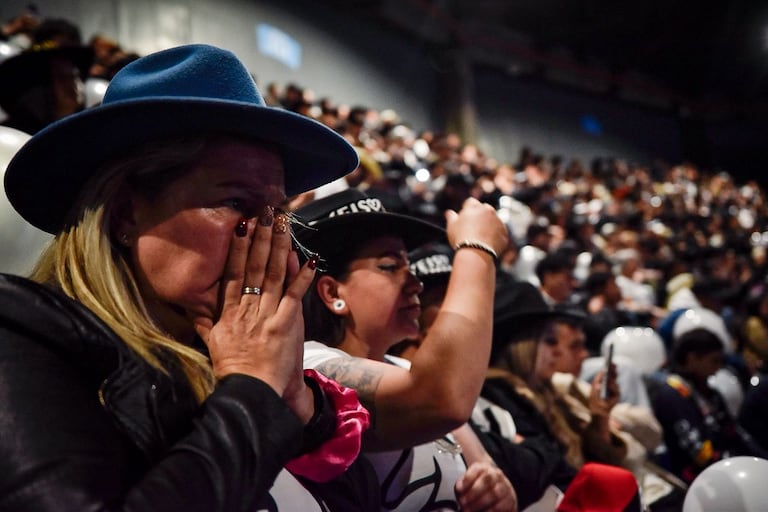 El silencio y los aplausos marcaron uno de los momentos más conmovedores del homenaje.
