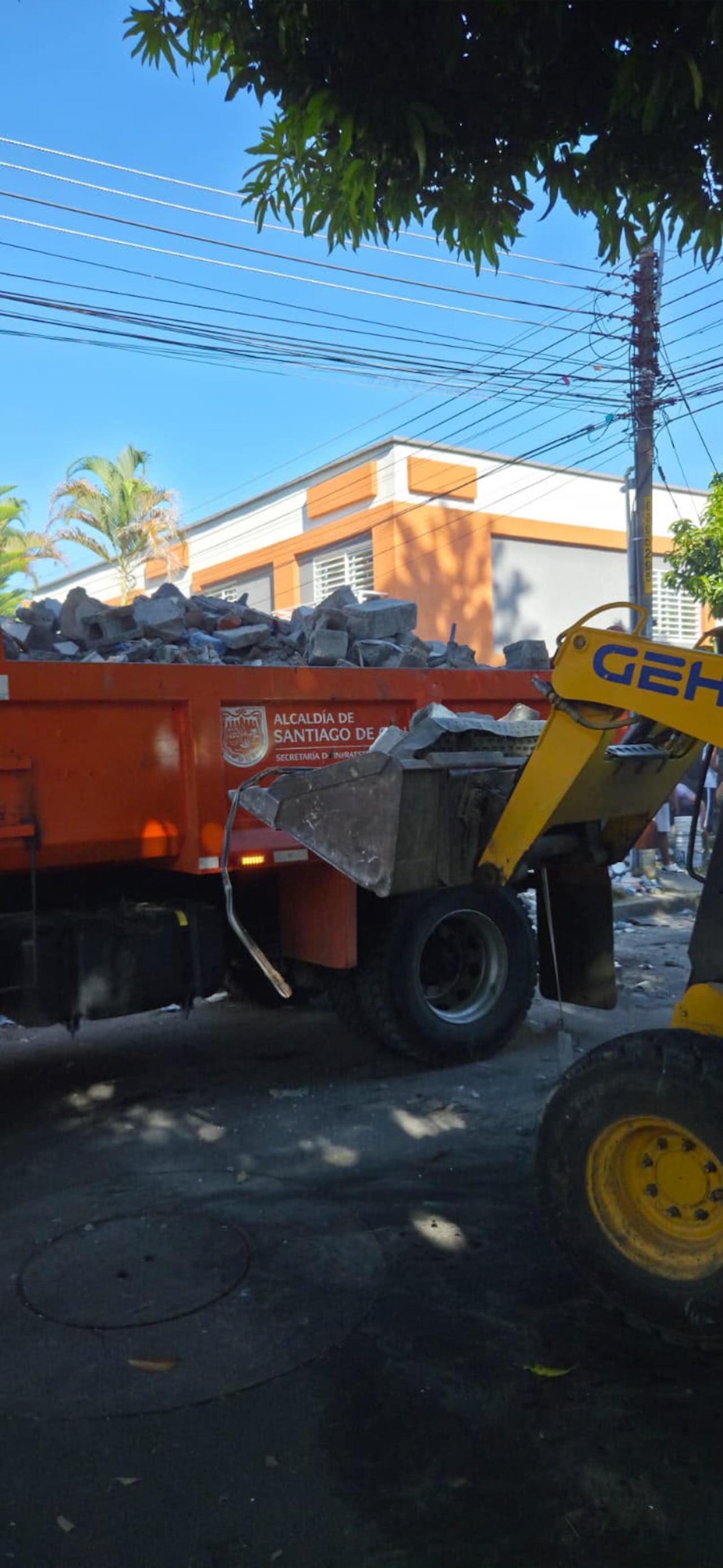 Volquetas y minicargadores remueven toneladas de concreto para habilitar el paso a los organismos de socorro.