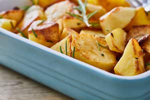 Celebre estas fiestas con elegancia culinaria explorando las distintas facetas de las 'Papas al Horno': desde la frescura herbácea hasta la indulgencia del queso fundido y el toque exótico de especias seleccionadas.