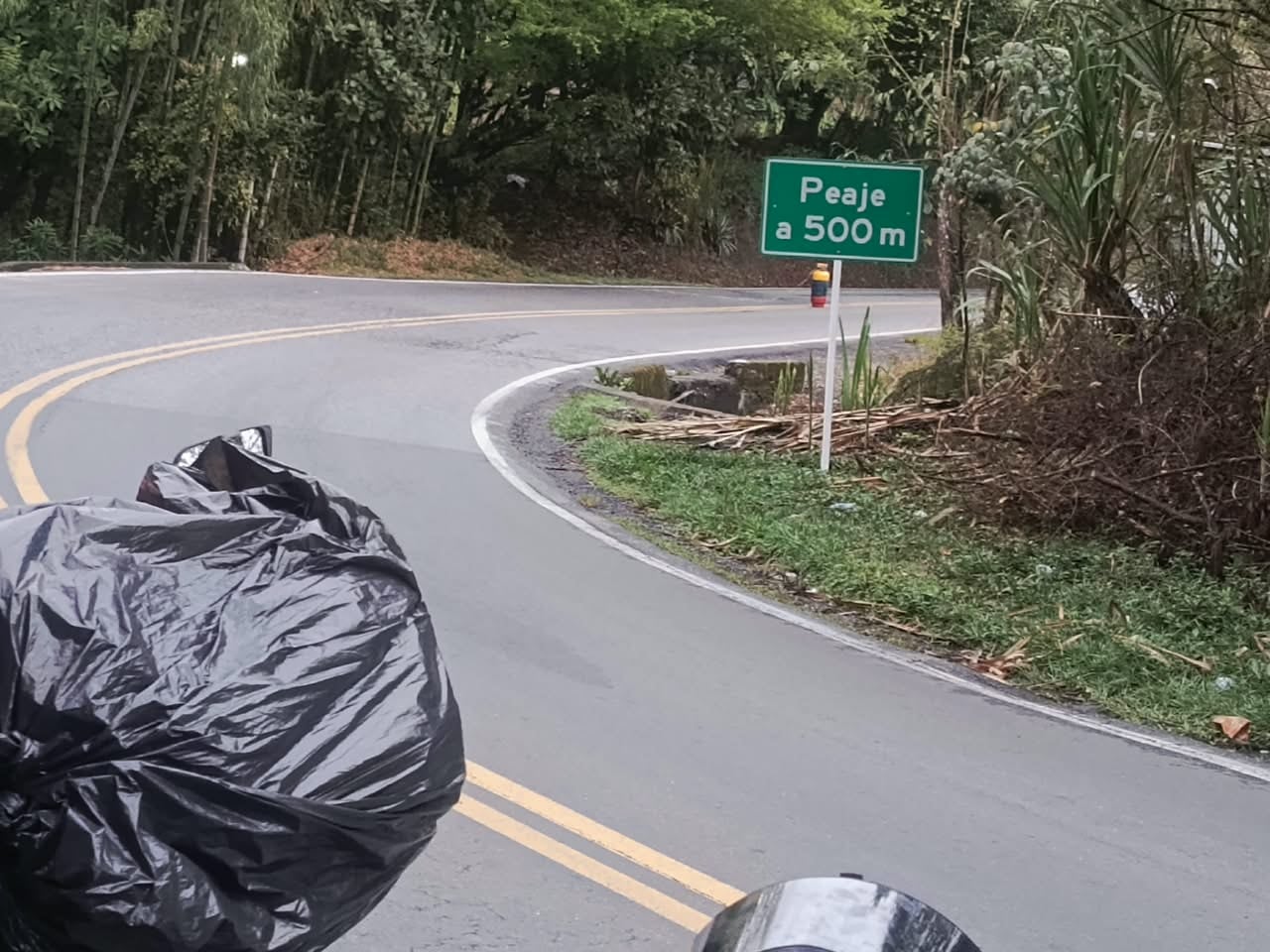Los alzados en armas ubicaron un cilindro, al parecer cargado con explosivos, en este mismo tramo de la Panamericana, todo con el fin de de vitar la llegada de la fuerza pública.