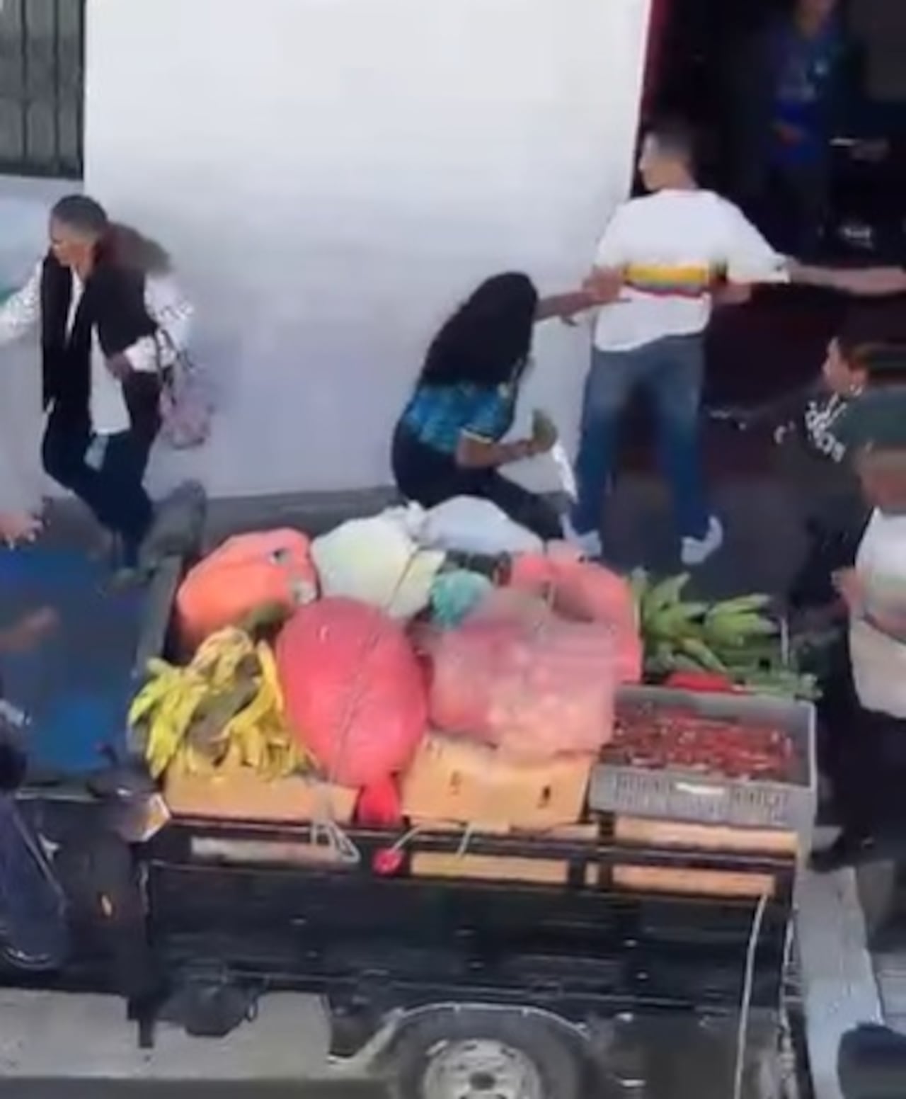 Uniformados de la Policía Nacional atendieron el caso en el lugar de los hechos y realizaron la captura de una mujer por su presunta responsabilidad en daño en bien ajeno.