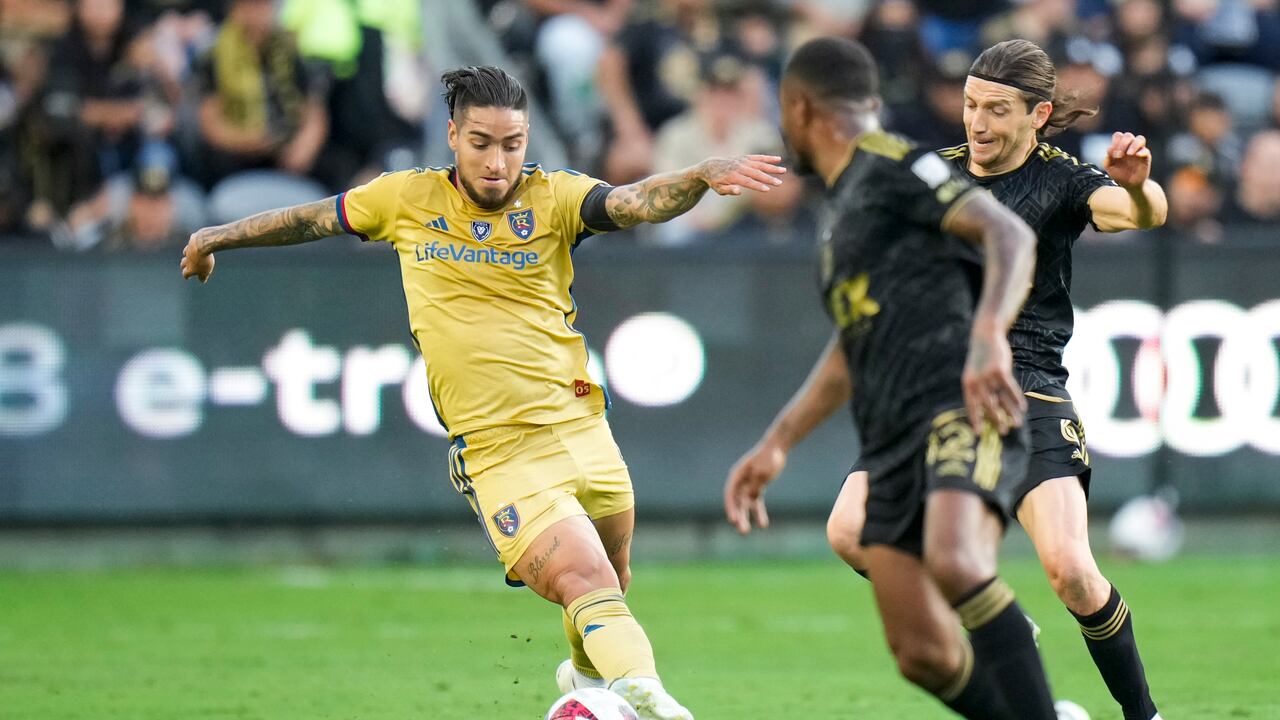 El delantero del Real Salt Lake, Cristian Arango, izquierda, dribla bajo la presión del mediocampista del Los Angeles FC, Ilie Sánchez, durante la primera mitad de un partido de fútbol de la MLS el domingo 1 de octubre de 2023 en Los Ángeles. (Foto AP/Jae C. Hong)