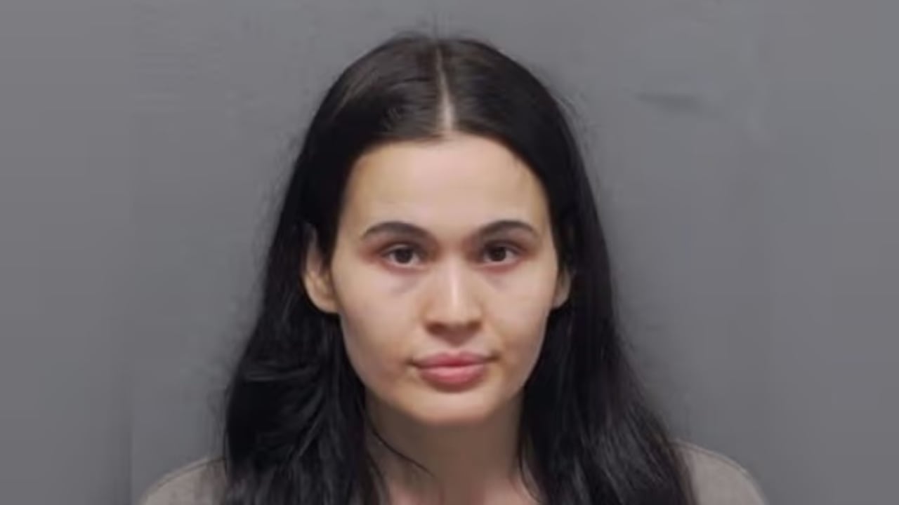 Mujer arrestada por crear perfil falso en TikTok para acosar a compañera de trabajo