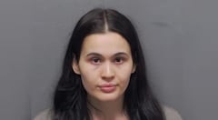 Mujer arrestada por crear perfil falso en TikTok para acosar a compañera de trabajo