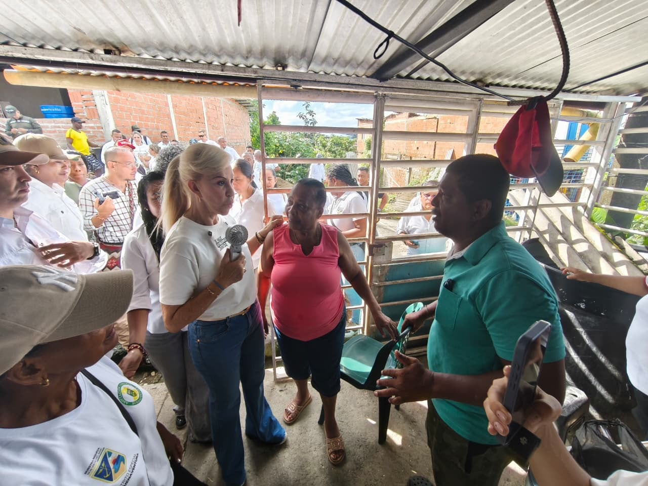 La gobernadora Dilian Francisca Toro inició el recorrido por el barrio El Jardín de Buenaventura.