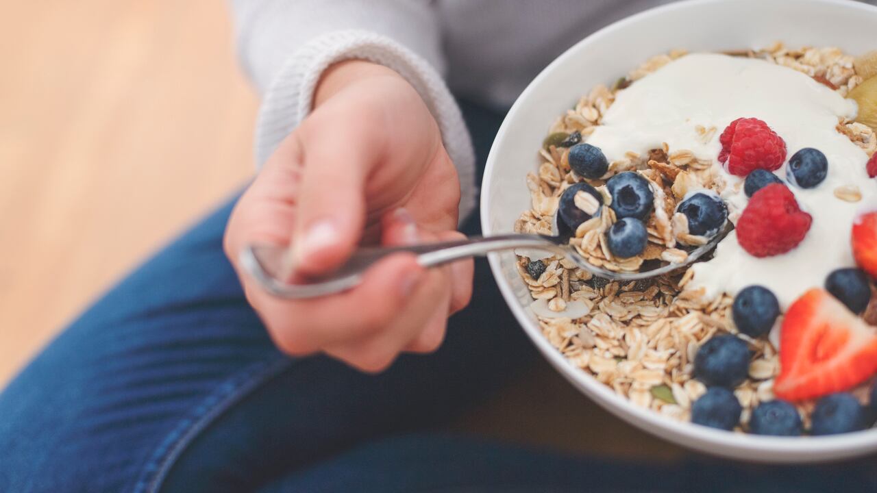 Se recomienda consumir yogures, misos y chucrut, y combinarlos con las ensaladas o frutas si se quiere. Foto: Getty Images.