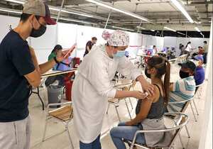 Una enfermera le aplica la vacuna anti-covid a una joven de 25 años en el megacentro de La 14 de la Pasoancho.