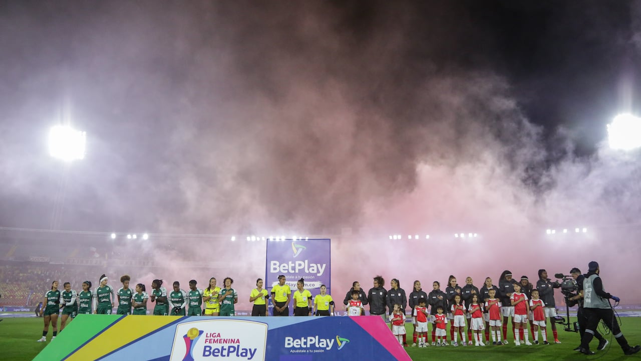 Bogotá. Agosto 16 de 2024. Independiente Santa Fe enfrenta a Deportivo Cali, por la Final de la Liga BetPlay Femenina 2024, en el estadio Nemesio Camacho El Campín. (Colprensa - Mariano Vimos)