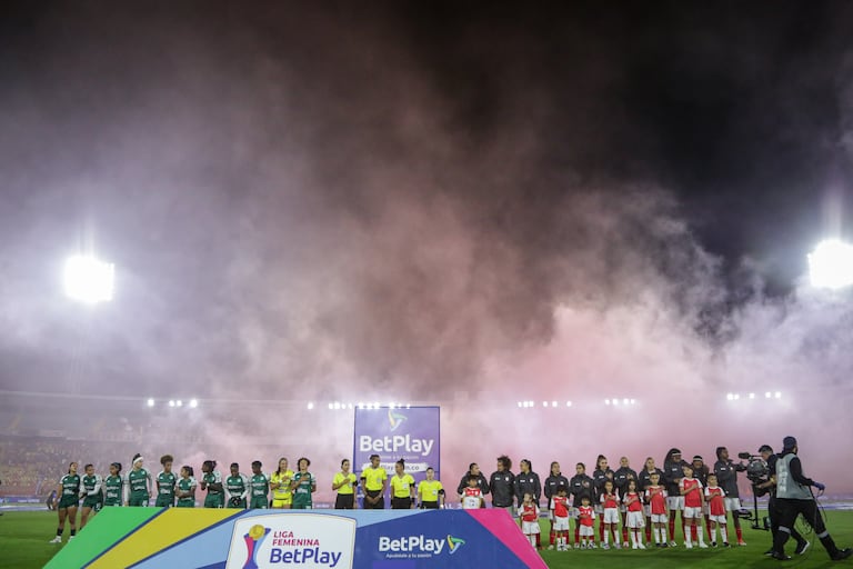 Bogotá. Agosto 16 de 2024. Independiente Santa Fe enfrenta a Deportivo Cali, por la Final de la Liga BetPlay Femenina 2024, en el estadio Nemesio Camacho El Campín. (Colprensa - Mariano Vimos)
