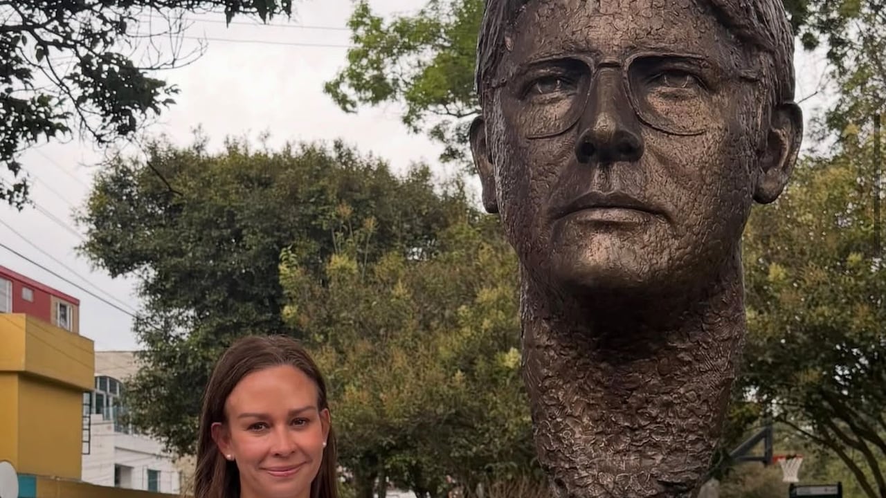 María Claudia Tarazona junto al busto en honor a su esposo, Miguel Uribe Turbay.