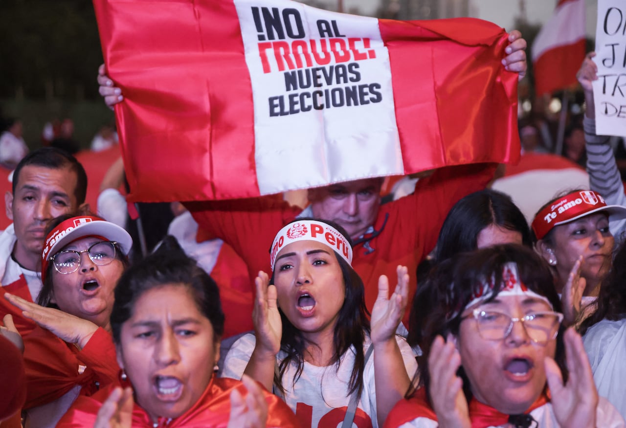 Un simpatizante del candidato presidencial peruano del partido Renovación Popular, Rafael López Aliaga, grita consignas durante una manifestación para protestar por supuestas irregularidades en las recientes elecciones en Lima el 14 de mayo de 2026.