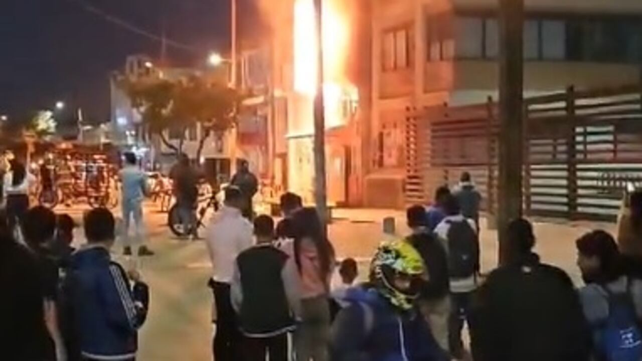 Incendio en una fábrica de extintores en Bogotá; bomberos atienden la emergencia - El País